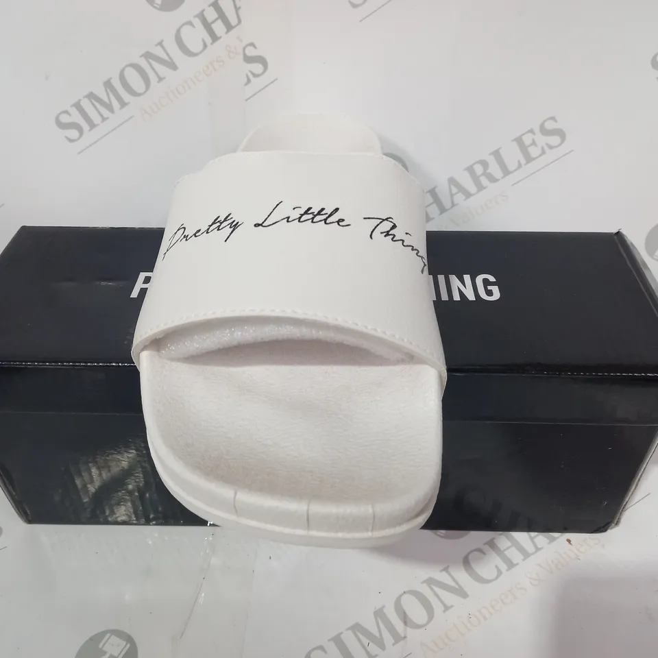 BOXED PAIR OF PRETTY LITTLE THING OPEN TOE SLIDERS IN WHITE EU SIZE 39