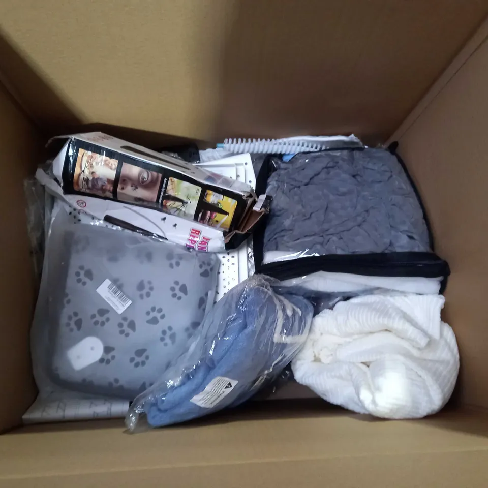 BOX OF ASSORTED ITEMS TO INCLUDE: ULTRASONIC AROMA HUMIDIFIER, TOTE BAG, OXFORD PILLOWCASE PAIR, HEADPHONES, VELVET SOFT DRY WPES ETC 