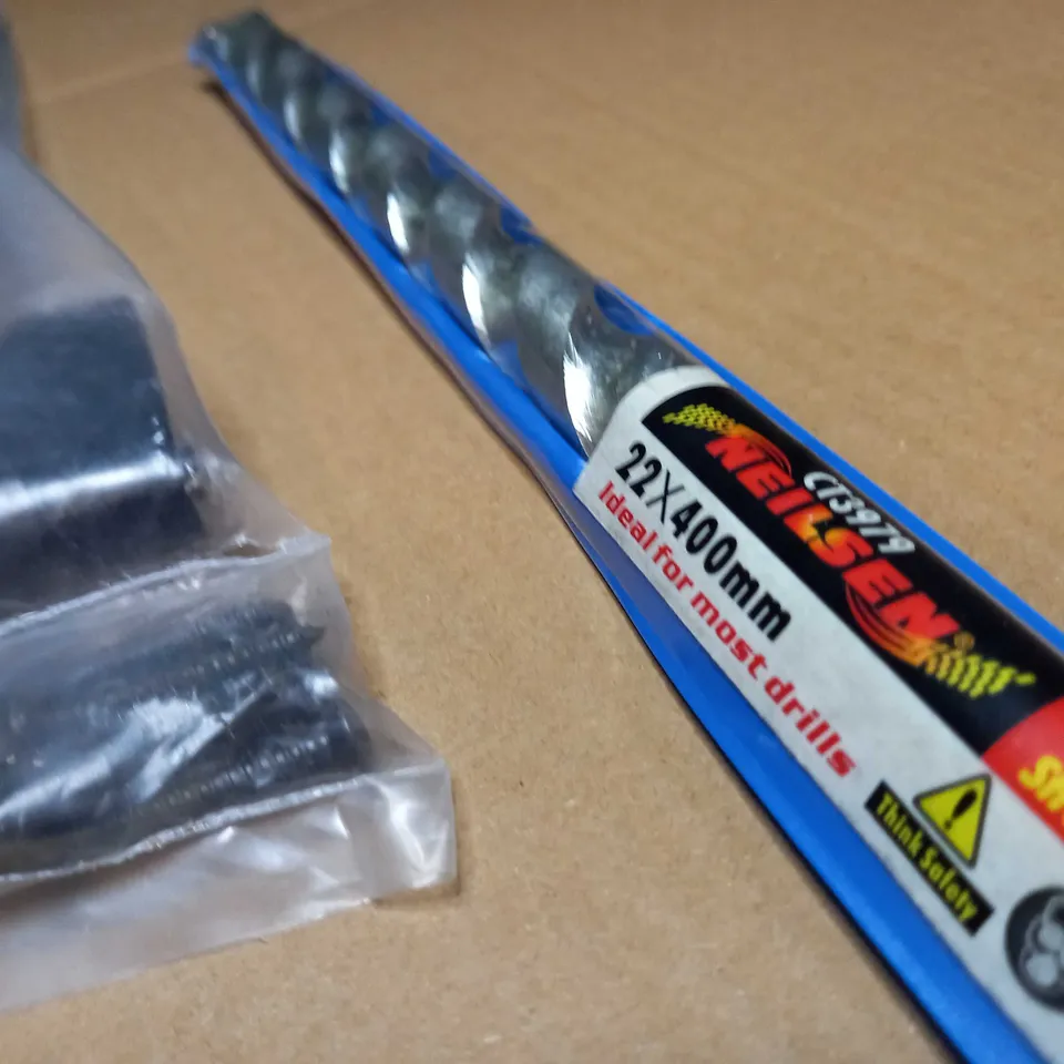 LOT OF APPROX 10 ASSORTED HOUSEHOLD/DIY ITEMS TO INCLUDE: LARGE HINGE/BRACKETS, BOXED LED STRIP LIGHTS, LARGE DRILL BIT