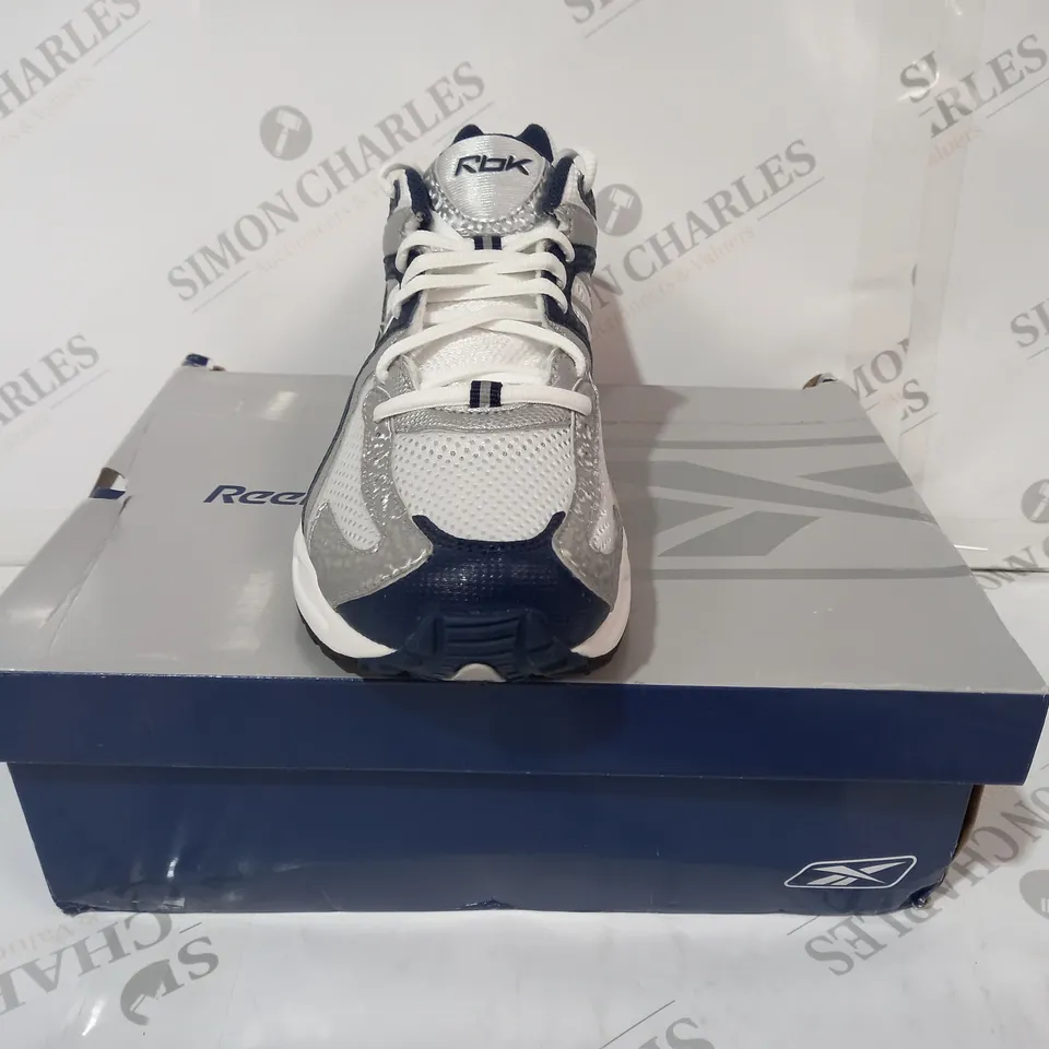 BOXED PAIR OF REEBOK BARCELONA FURY SHOES IN WHITE/NAVY/SILVER UK SIZE 8