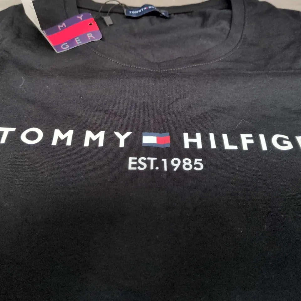 TOMMY HILFIGER BLACK T-SHIRT – LOGO EST.1985 – SIZE S