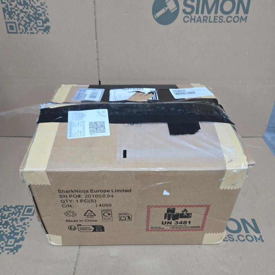 SHARK CRYOGLOW LED MASK WITH CHARGING STAND