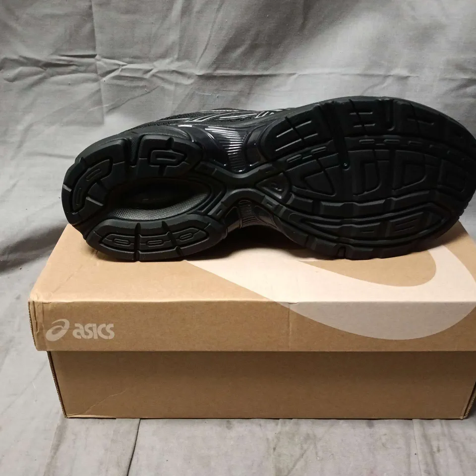 BOXED PAIR OF  ASICS GEL-1130 RUNNING SHOES - BLACK & PURE SILVER, UK 9 (US 10)