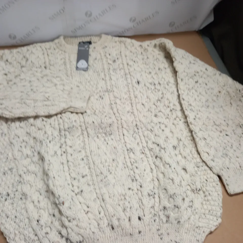 LOT OF 10 AS NEW PURE NEW WOOL KNITTED CREW JUMPERS IN ECRU - ALL L