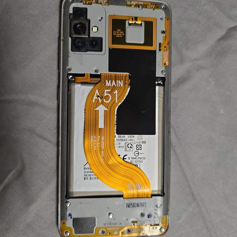 SAMSUNG GALAXY A51 SMARTPHONE – BLACK – CRACKED FRONT SCREEN, INTERNALS EXPOSED (REPAIR/PARTS)