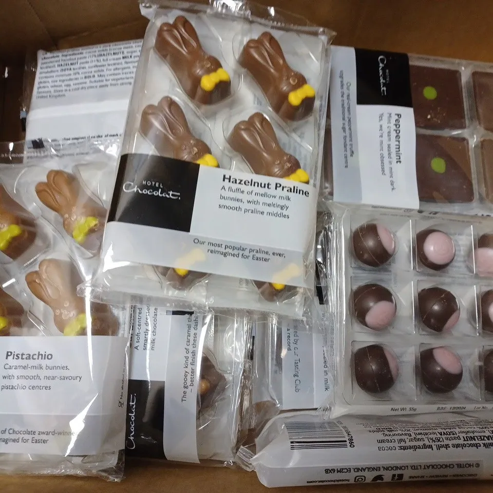 BOX OF APPROX 10 ASSORTED FOOD ITEMS TO INCLUDE -HOTEL CHOCOLAT BILLIONAIRES SHORTBREAD - PREBIOTIC FIBRE BAR - COFFEE TASTE BOX ECT