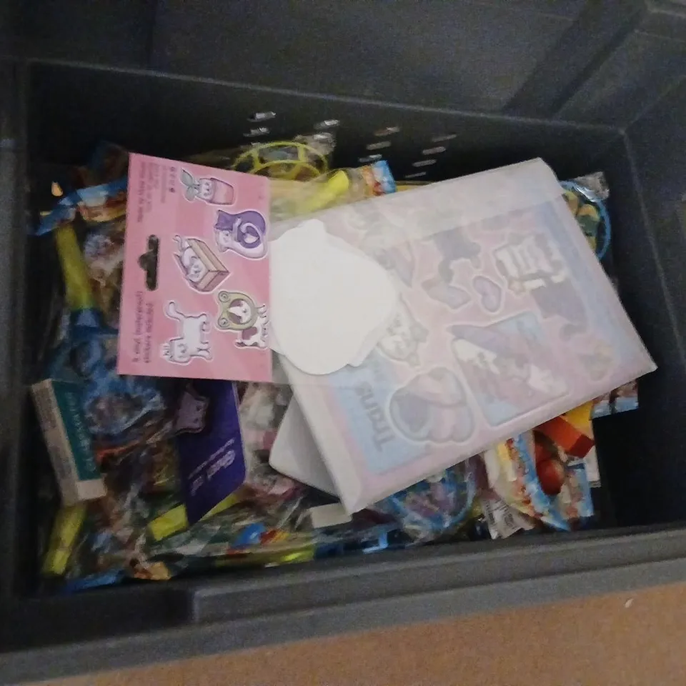 LARGE QUANTITY OF ASSORTED TOYS AND ACCESSORIES TO INCLUDE; CAT PINS, SUPER POWER PLUSH, BUTTER STRESS TOY, WINNIE THE POOH PICTURE FRAME AND POLLY POCKET