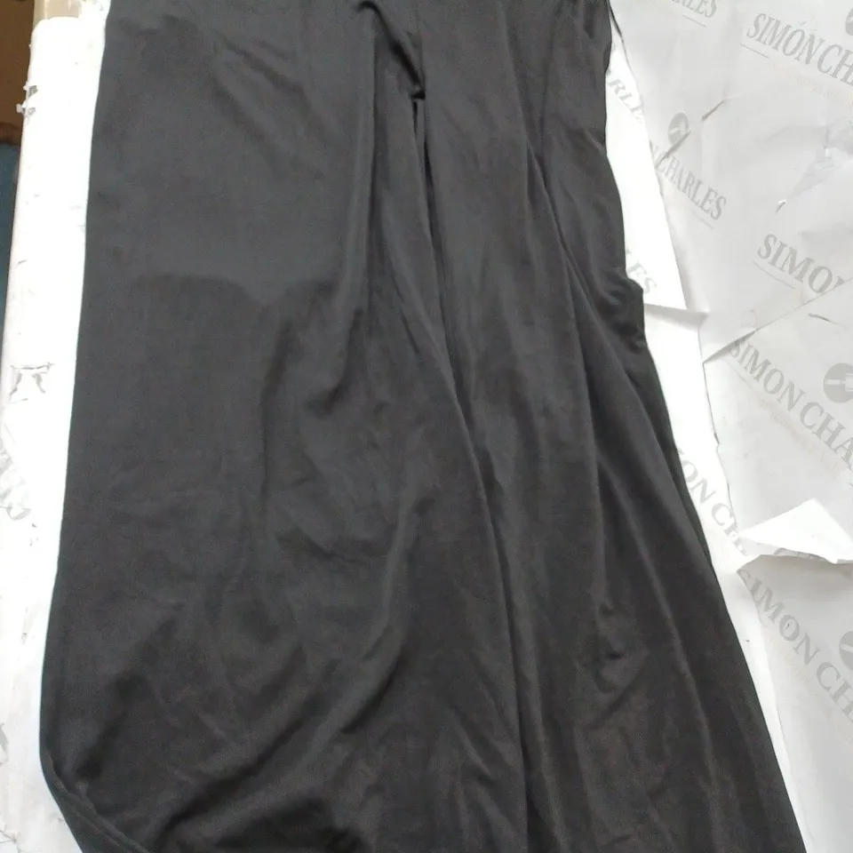 APPROXIMATELY 10 CLOTHING INCLUDING: BLACK WIDE LEG TROUSERS, OVERSIZED T SHIRTS AND MIDI DRESSES BY APRICOT (ALL OF DIFFERENT SIZES AND COLOURS)