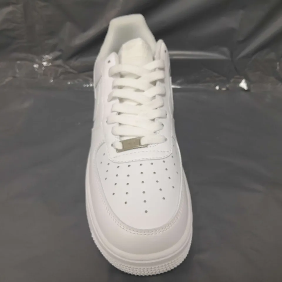 BOXED PAIR OF NIKE AIR FORCE 1 '07 SHOES IN WHITE UK SIZE 9