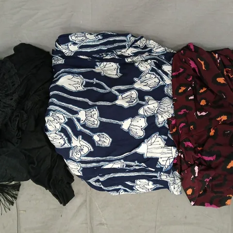 BOX OF APPROXIMATELY 20 ASSORTED CLOTHING ITEMS IN VARIOUS STYLES, SIZES, AND COLOURS - COLLECTION ONLY