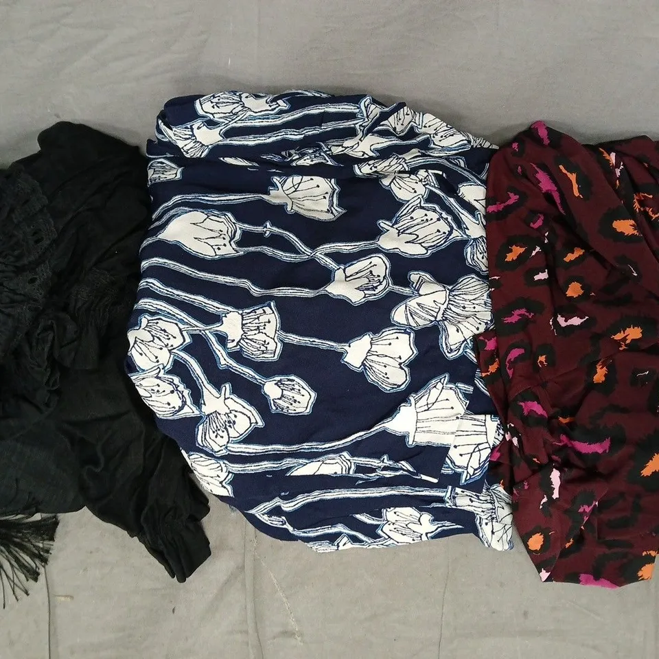 BOX OF APPROXIMATELY 20 ASSORTED CLOTHING ITEMS IN VARIOUS STYLES, SIZES, AND COLOURS - COLLECTION ONLY