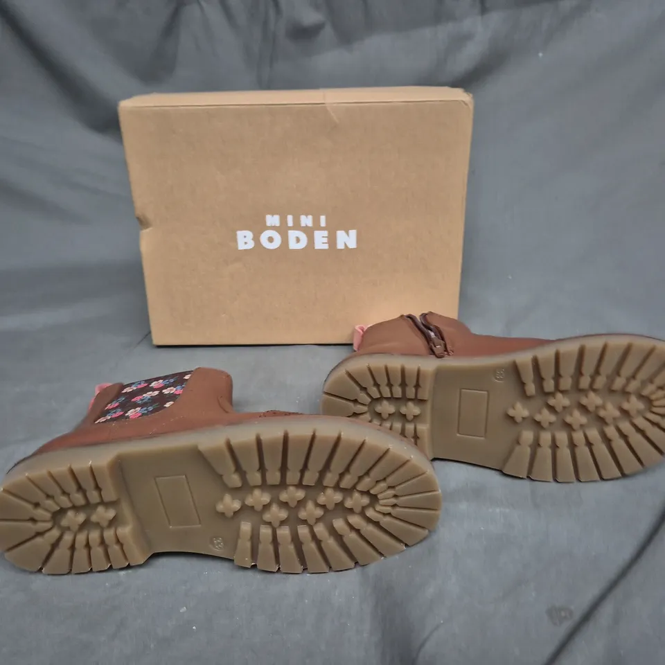 BOXED PAIR OF MINI BODEN TAN BOOTS SIZE 33