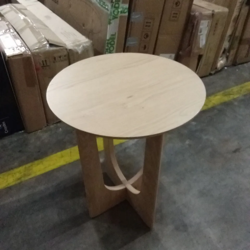 REEVA SIDE TABLE, MID STAIN OAK