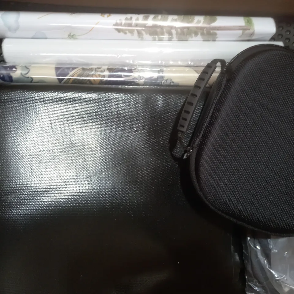 BOX OF APPROXIMATELY 15 ASSORTED HOUSEHOLD ITEMS TO INCLUDE PAMPOSH SATIN PILLOWCASE, ETC