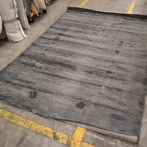 GREY SHAG RUG APPROXIMATELY 200×280CM