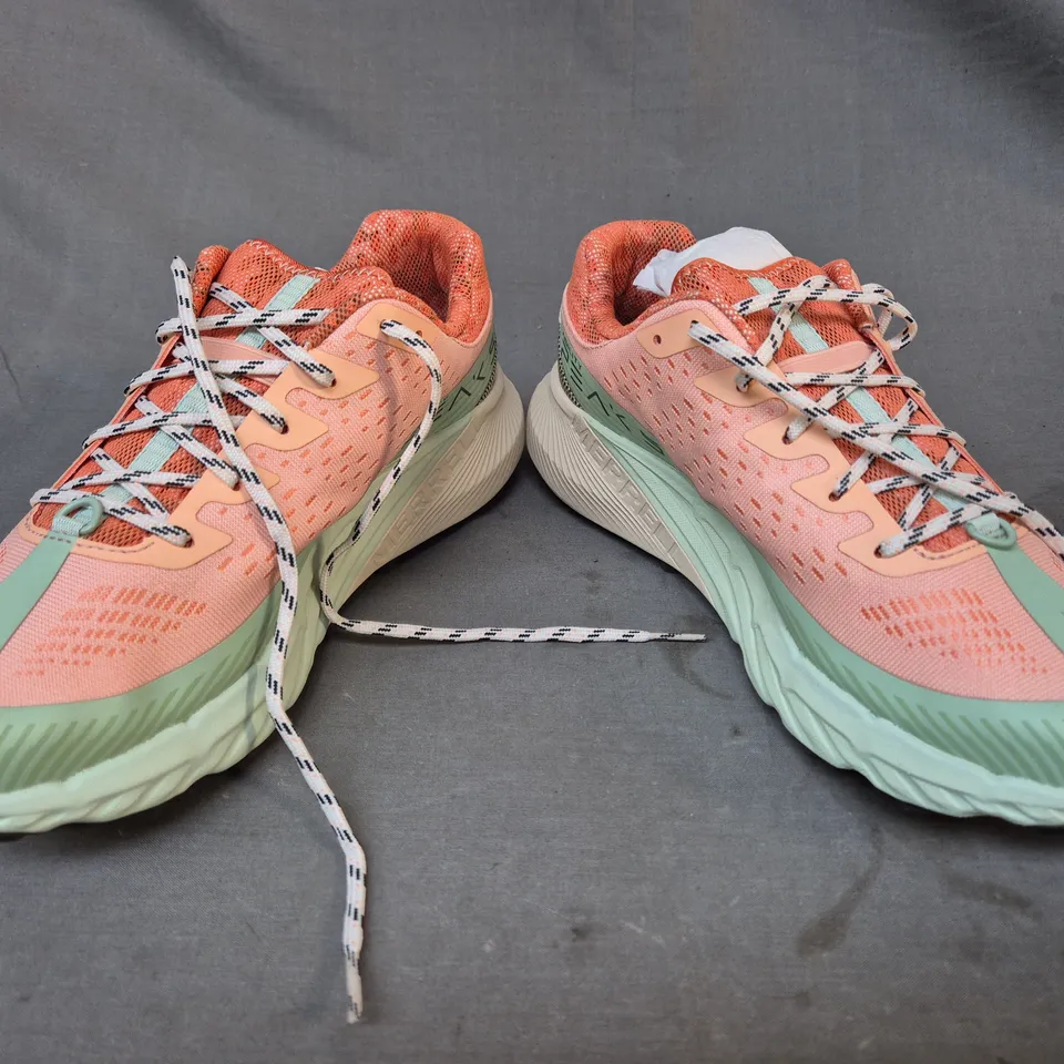 BOXED PAIR OF MERRELL AGILITY PEAK 5 TRAINERS IN PEACH/SPRAY UK SIZE 7