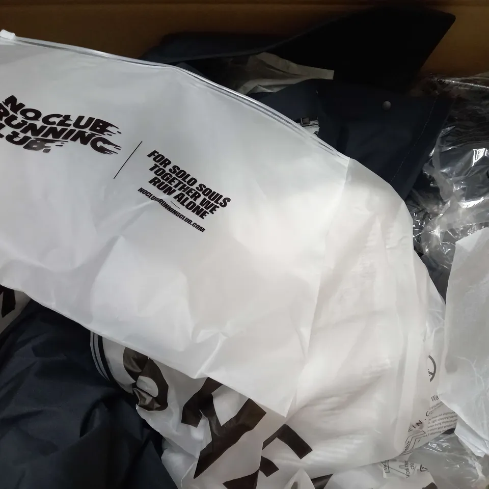 BOX OF APPROXIMATELY 25 ASSORTED CLOTHING ITEMS TO INCUDE - T-SHIRTS , TOPS , DRESS ETC