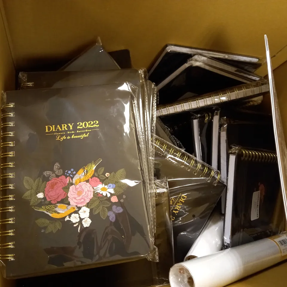 LOT OF APPROX. 30 ASSORTED WALL CALENDARS/DAY PLANNERS - 2022