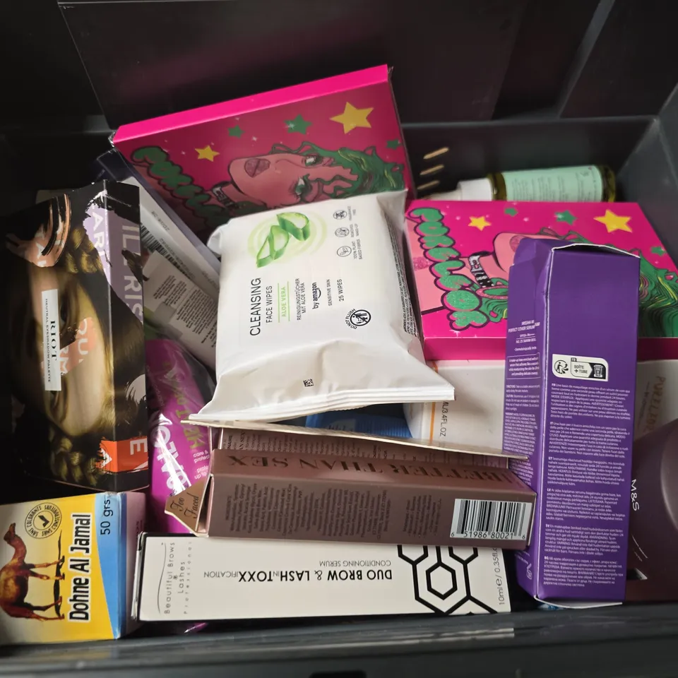 APPROXIMATELY 15 ASSORTED HEALTH & BEAUTY PRODUCTS TO INCLUDE GRUMS COFFEE OIL, LOREAL HYDRA ENERGETIC, BURST FOAMING BUBBLE BATH, ETC - COLLECTION ONLY