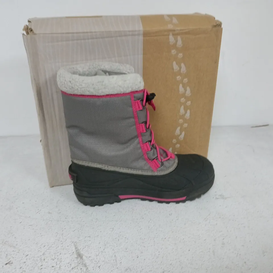 BOXED PAIR OF SOREL YOUTH CUMBERLAND 2 BOOTS IN LIGHT GREY/PINK - UK 5.5