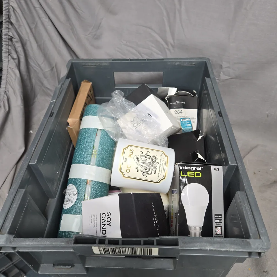 APPROXIMATELY 15 ASSORTED HOUSEHOLD ITEMS TO INCLUDE BULBS AND CANDLES 