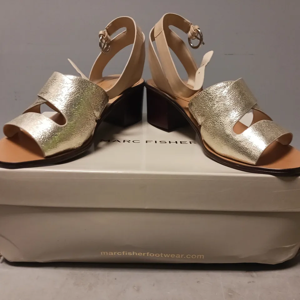 BOXED PAIR OF MARC FISHER OPEN TOE LOW BLOCK HEEL SANDALS IN METALLIC GOLD SIZE 7