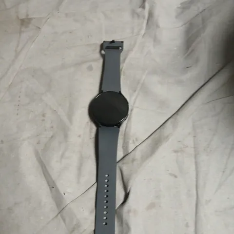 ROUND-FACED SMARTWATCH WITH SILICONE STRAP 