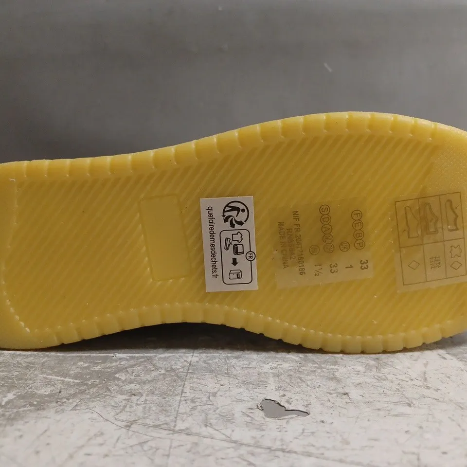 BOXED PAIR OF LAREDOUTE VELCRO STRAP TRAINERS IN WHITE/LIME SIZE EU 33