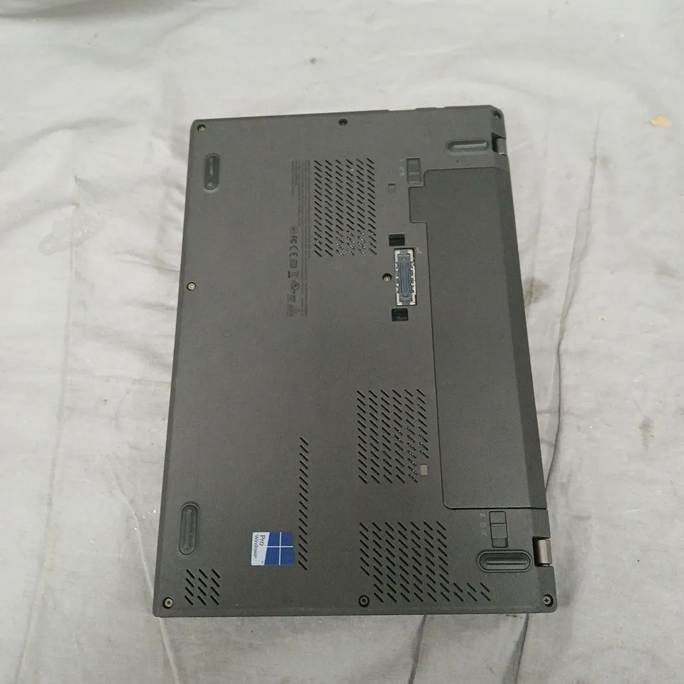 LENOVO THINKPAD X260 12.5" LAPTOP - INTEL CORE I5-6200U, 8GB RAM, 256GB SSD, WIFI. DOES NOT POWER ON