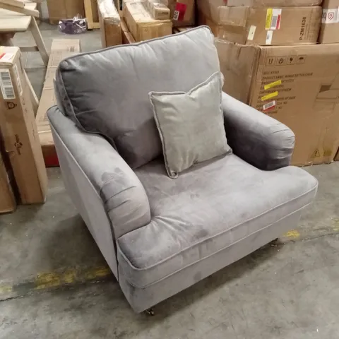 MARCANTONIO UPHOLSTERED ACCENT CHAIR 