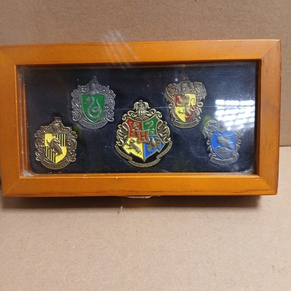 3 X HARRY POTTER ITEMS: WAND PEN, UNO GAME, HOGWARTS HOUSE CREST PIN SET
