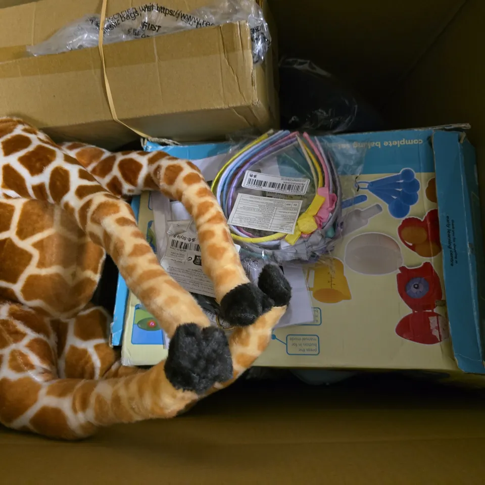 BOX OF APPROXIMATELY 15 ASSORTED TOYS TO INCLUDE - MAKE IT REAL BRACELETS , BUNNY SILICON NIGHT LIGHT , CRAYOLA COLOUR N STYLE UNICORN ETC