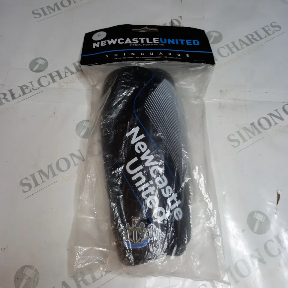 KIDS NEWCASTLE UNITED SHIN PADS - SIZE L 