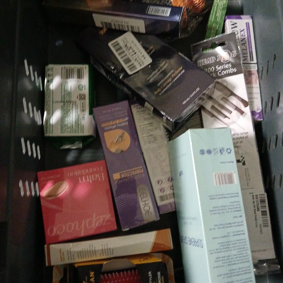 APPROXIMATELY 20 ASSORTED HEALTH & BEAUTY PRODUCTS TO INCLUDE - NIP+FAB BLACKHEAD STEAM MASK, HERBAL ESSENCES CONDITIONER, ELF DEWY SETTING SPRAY, ETC 