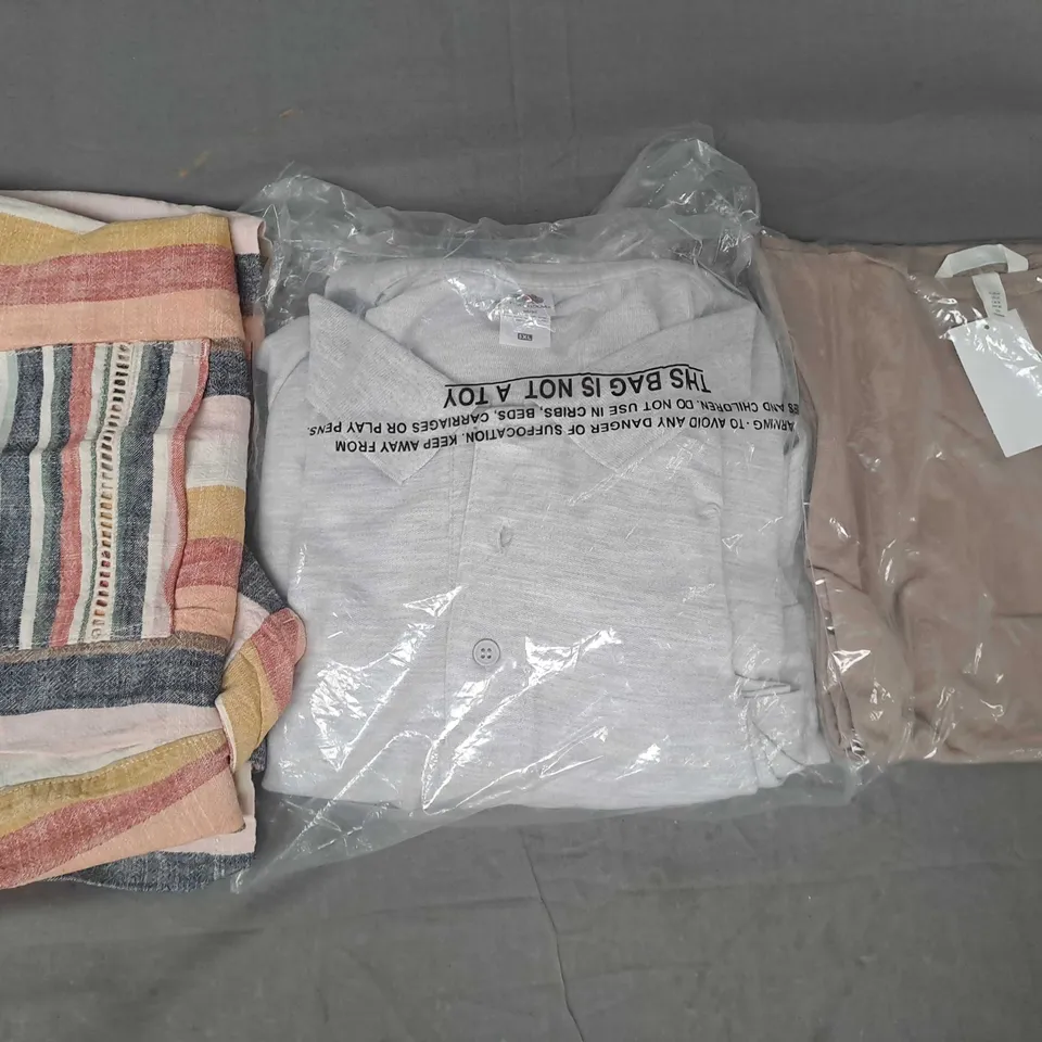 BOX OF APPROXIMATELY 20 ASSORTED CLOTHING AND FASHION ITEMS IN VARIOUS STYLES AND SIZES TO INCLUDE FRUIT OF THE LOOM, H&M, ETC