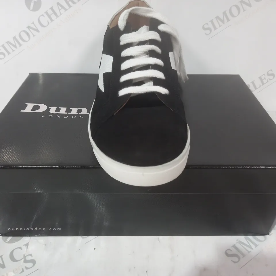BOXED PAIR OF DUNE LONDON ENERGISED LIGHTNING BOLT TRAINERS IN BLACK/WHITE SIZE 6