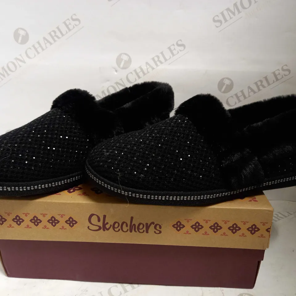SKECHERS COZY SLIPPER BLACK - SIZE 6.5