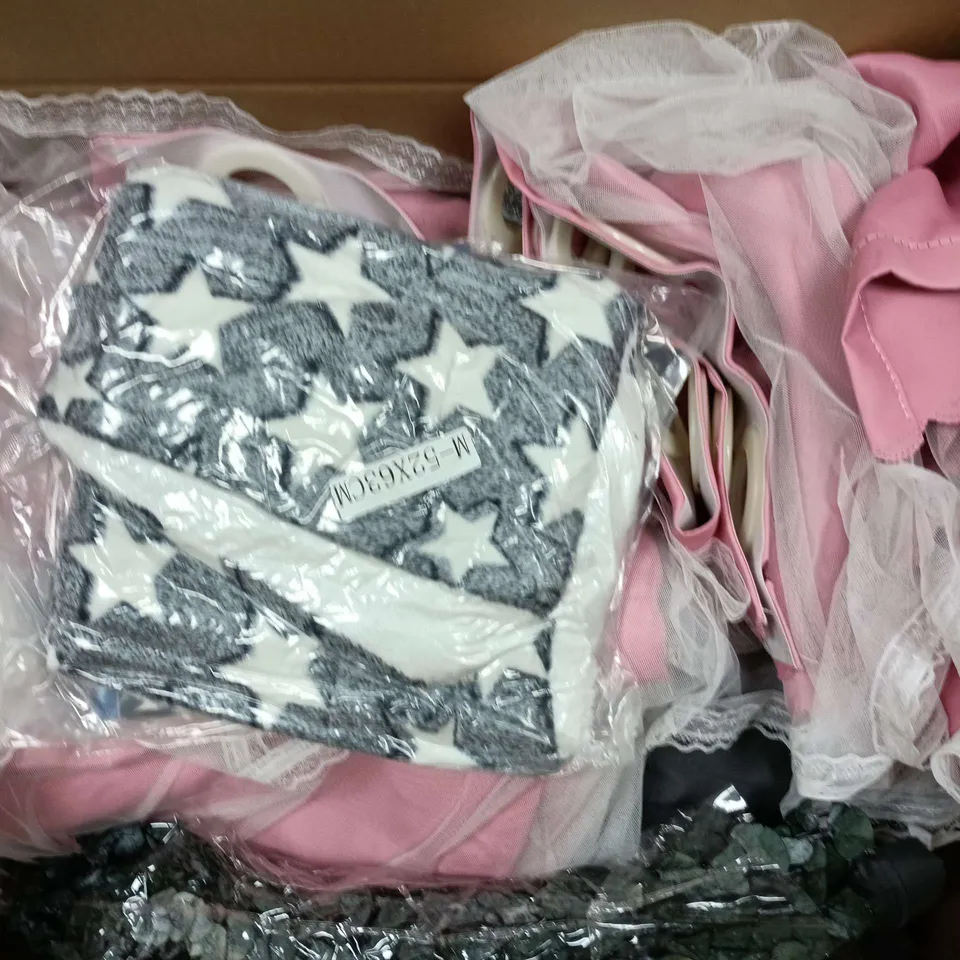 APPROXIMATELY 15 ASSORTED HOUSEHOLD PRODUCTS TO INCLUDE TOWEL SET, CURTAINS, FITTED SHEET, ETC