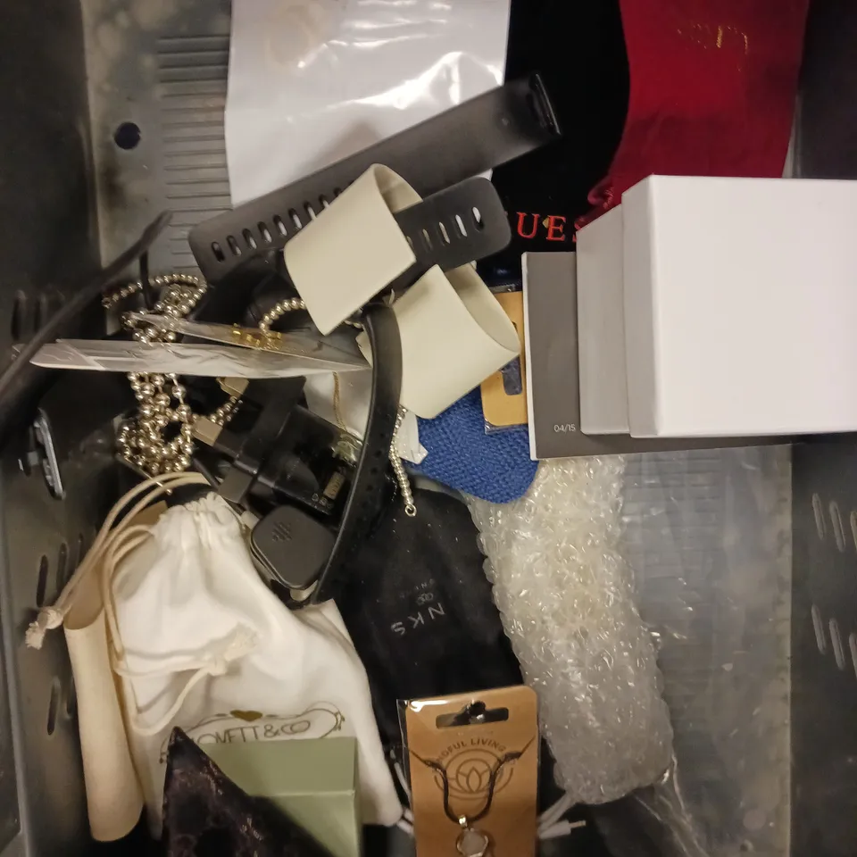 APPROXIAMTELY 20 ASSORTED BOXED & LOOSE JEWELLERY PRODUCTS TO INCLUDE RINGS, NECKLACES, EARRINGS ETC