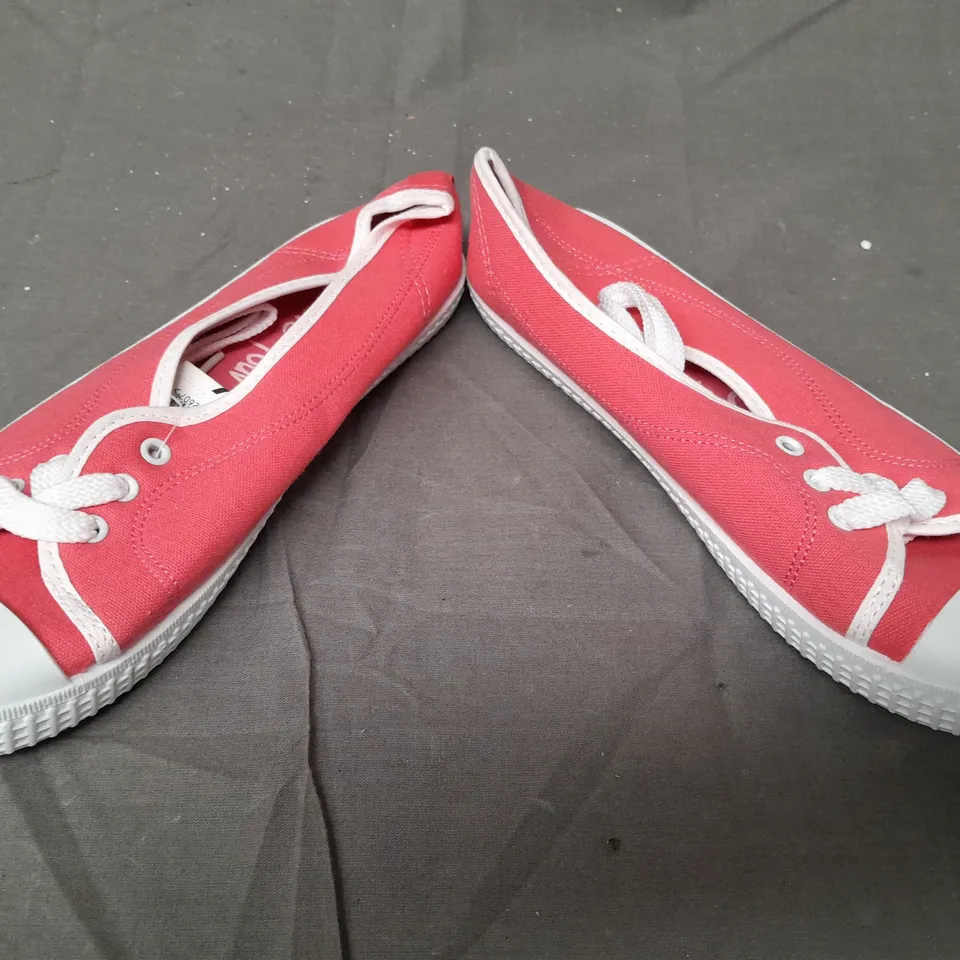 BOX OF APPROXIMATELY 15 PAIRS OF DESIGNER FLAT LACE UP SHOES IN PINK - VARIOUS SIZES