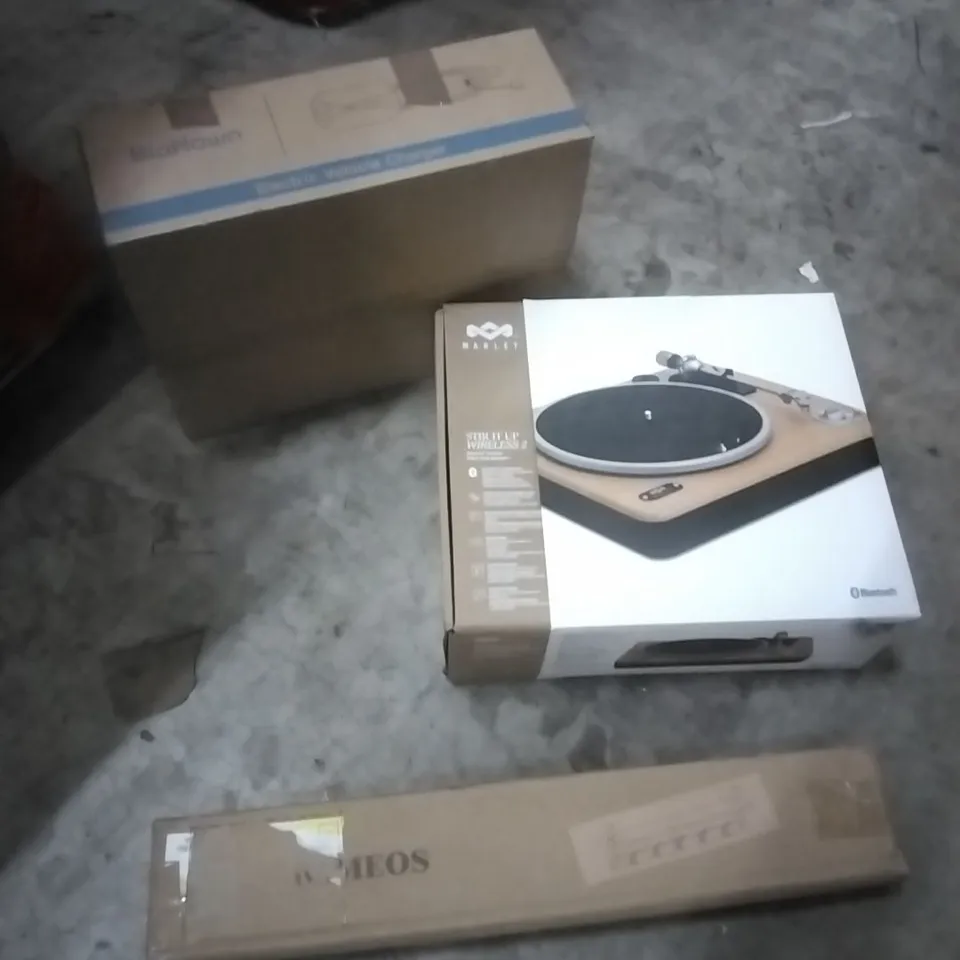 PALLET OF ASSORTED ITEMS TO INCLUDE; COAT HANGER, STURDY IT UP 2 WIRELESS TURNTABLE, ELECTRIC CAR CHARGER 