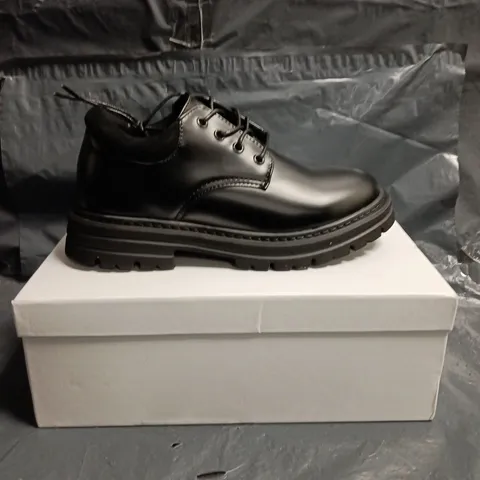 CONZURI BLACK LEATHER LACE-UP SHOES WITH CHUNKY LUG SOLE SIZE 6