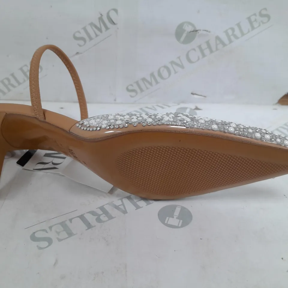 PAIR OF ZARA POINTED TOE HEELS IN BEIGE WITH WHITE/SILVER DECOR
