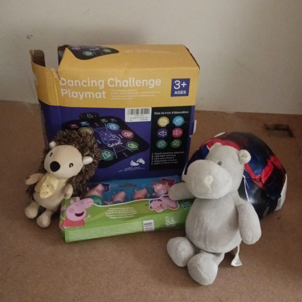 APPROXIMATELY 15 ASSORTED TOYS, GAMES, GIFTS AND NOVELTIES TO INCLUDE DANCING CHALLENGE PARTYMAT, SPIDERMAN BALL, PEPPA PIG FAMILY OF FIVE, ETC - COLLECTION ONLY