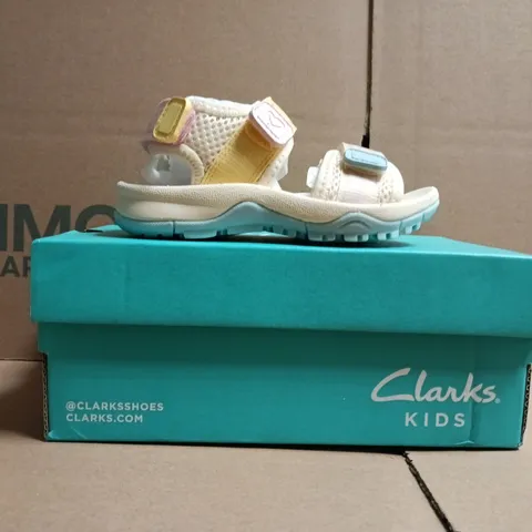 BOXED PAIR OF CLARKS KID'S WHARF TIDE SANDALS IN WHITE/MULTI SIZE UK 7