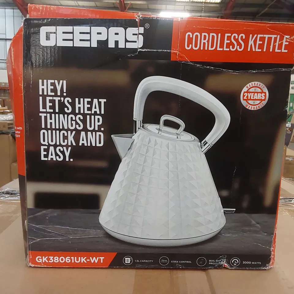 BOXED GEEPAS 1.5L CORDLESS ELECTRIC TRADITIONAL KETTLE