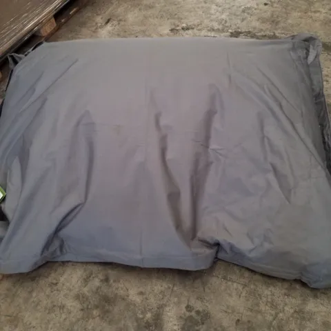 PALLET CONTAINING 4 OUTDOOR BEAN BAGS