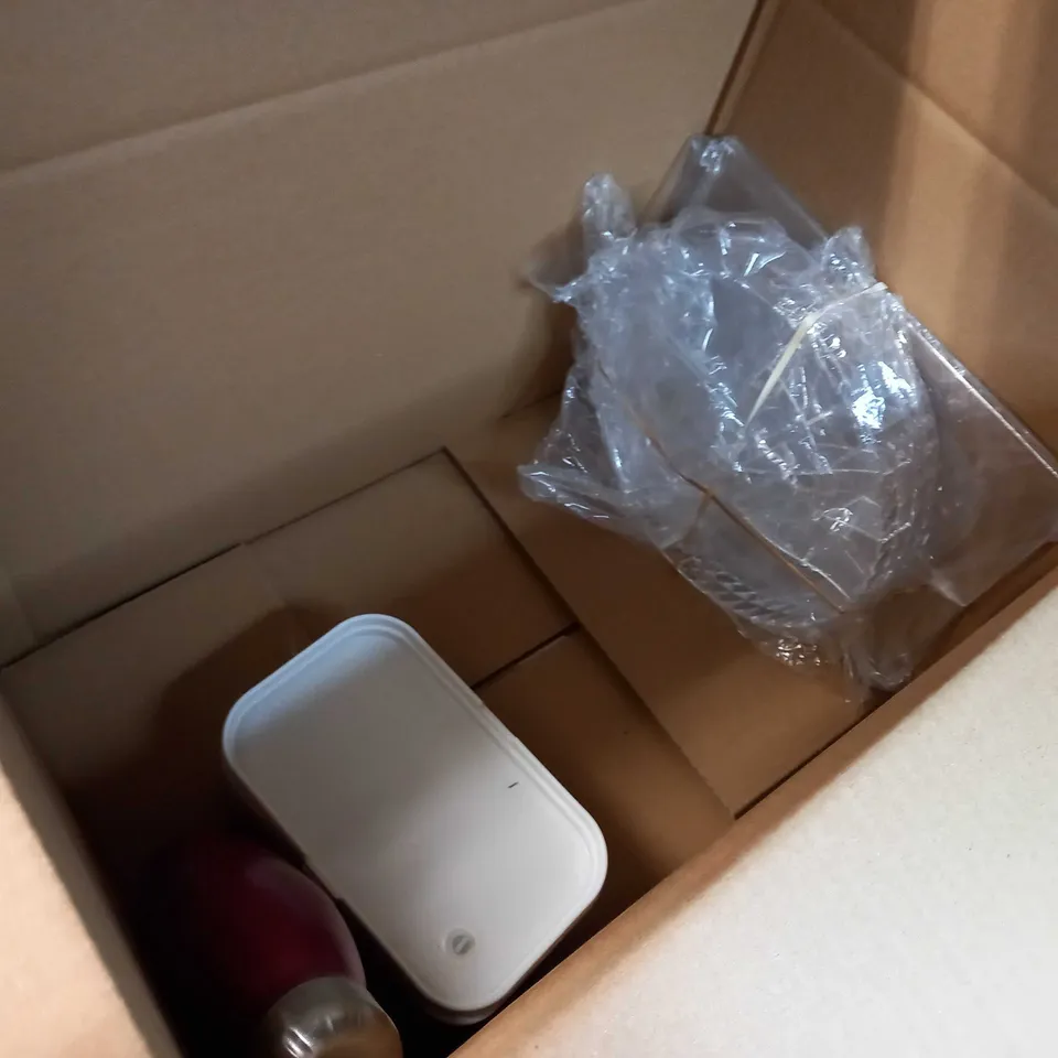 LOT OF APPROX 13 ASSORTED HOUSEHOLD/COOKWARE ITEMS TO INCLUDE: BOXED CHOPPER, FOOD TRAYS, DEEP PLASTIC FOOD TRAYS