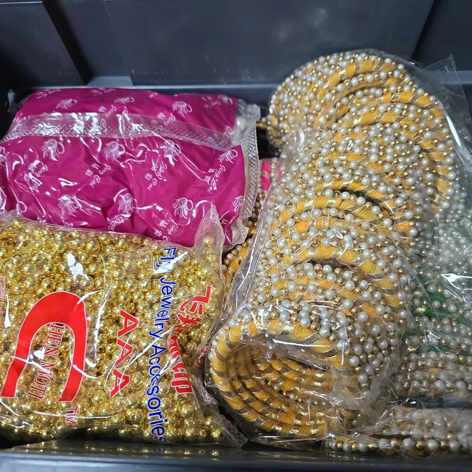 APPROXIMATELY 8 ASSORTED ITEMS TO INCLUDE - YELLOW BAND , 1 BEADS , AAA JEWELLERY ACCESSORIES 