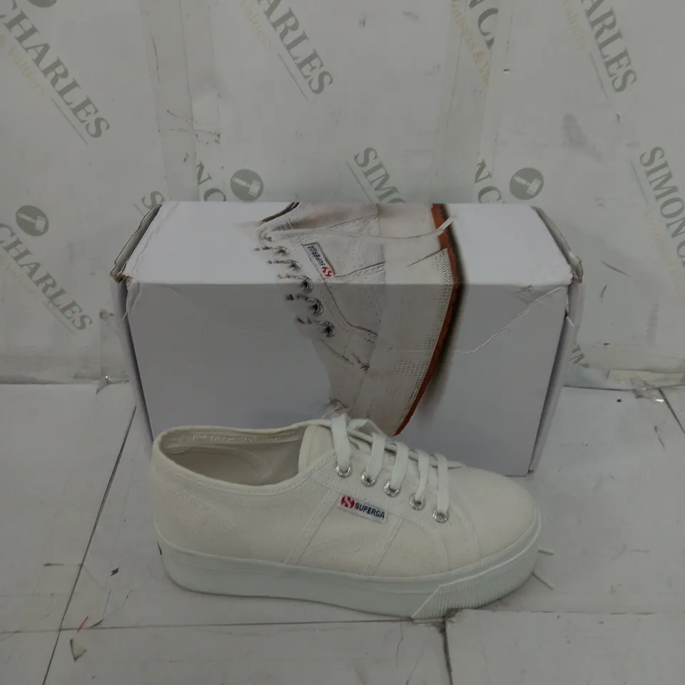 BOXED PAIR OF SUPERGA WHITE SIZE 37 FLAT TRAINERS 